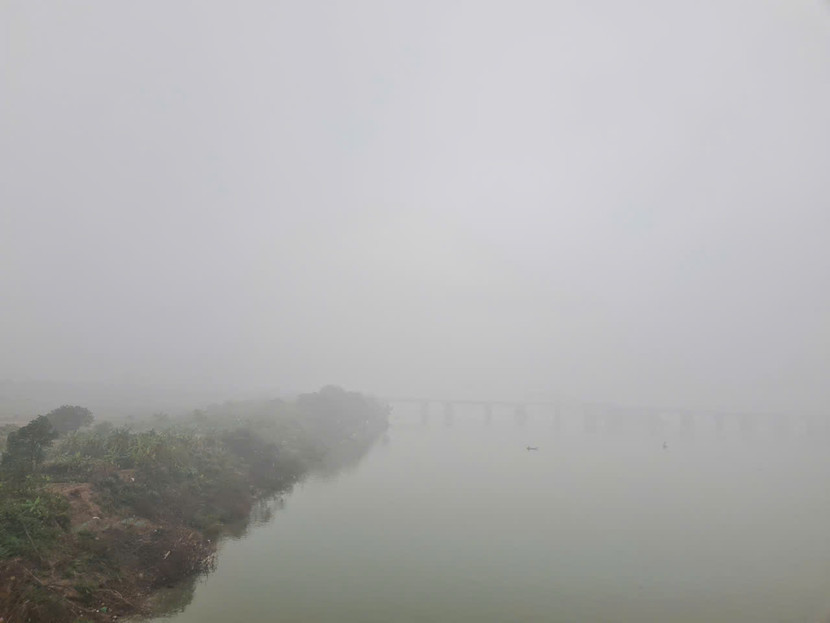 Hà Nội sáng nay 1/12 sương mù giăng kín, đi trên cầu Chương Dương mà khó có thể nhìn thấy cầu Long Biên bên cạnh