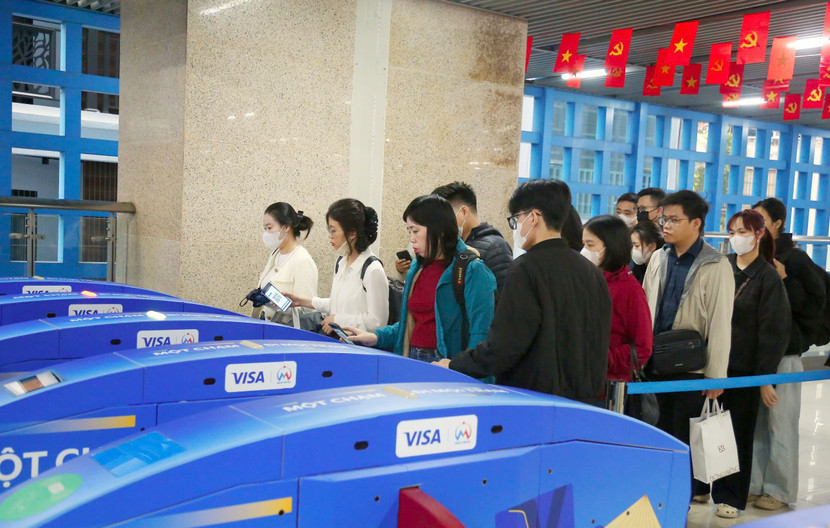 Người dân sử dụng dịch vụ định danh, sinh trắc học đi tàu điện Cát Linh - Hà Đông sáng 5/12 Người dân sử dụng dịch vụ định danh, sinh trắc học đi tàu điện Cát Linh - Hà Đông sáng 5/12