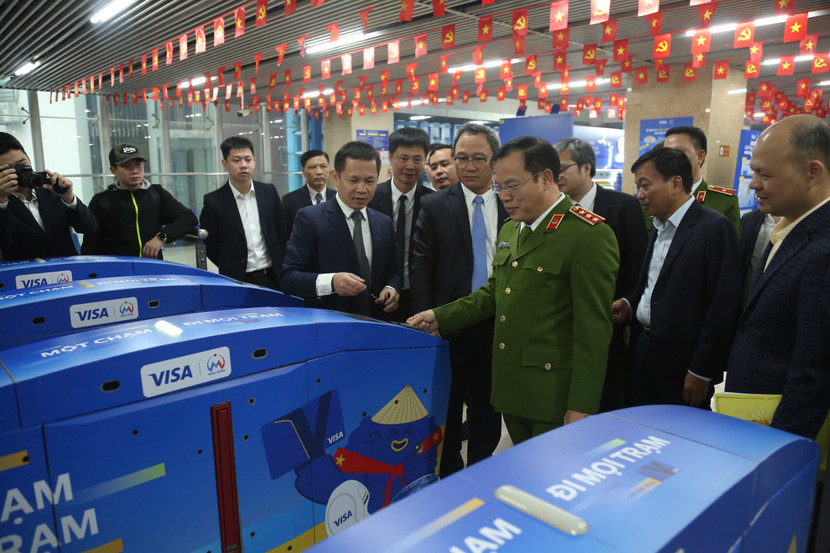 Thượng tướng Nguyễn Văn Long, Thứ trưởng Bộ Công an cùng lãnh đạo các Bộ, ngành, đơn vị liên quan trải nghiệm dịch vụ đi tàu điện Cát Linh - Hà Đông bằng định danh, nhận diện sinh trắc học tại ga Cát Linh Thượng tướng Nguyễn Văn Long, Thứ trưởng Bộ Công an cùng lãnh đạo các Bộ, ngành, đơn vị liên quan trải nghiệm dịch vụ đi tàu điện Cát Linh - Hà Đông bằng định danh, nhận diện sinh trắc học tại ga Cát Linh