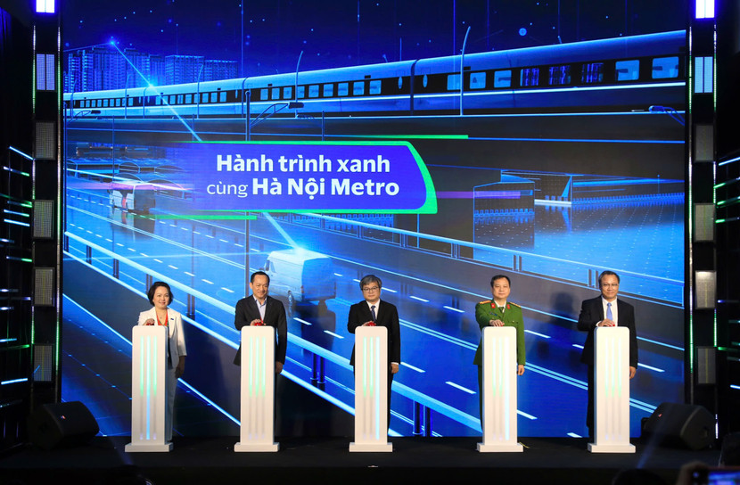 Phó Chủ tịch UBND TP Hà Nội Trương Việt Dũng, lãnh đạo Cục Cảnh sát Quản lý hành chính về trật tự xã hội, Hà Nội metro và các bên liên quan nhấn nút công bố hệ thống soát vé tự động định danh, nhận diện sinh trắc học với tuyến tàu điện Cát Linh - Hà Đông Phó Chủ tịch UBND TP Hà Nội Trương Việt Dũng, lãnh đạo Cục Cảnh sát Quản lý hành chính về trật tự xã hội, Hà Nội metro và các bên liên quan nhấn nút công bố hệ thống soát vé tự động định danh, nhận diện sinh trắc học với tuyến tàu điện Cát Linh - Hà Đông