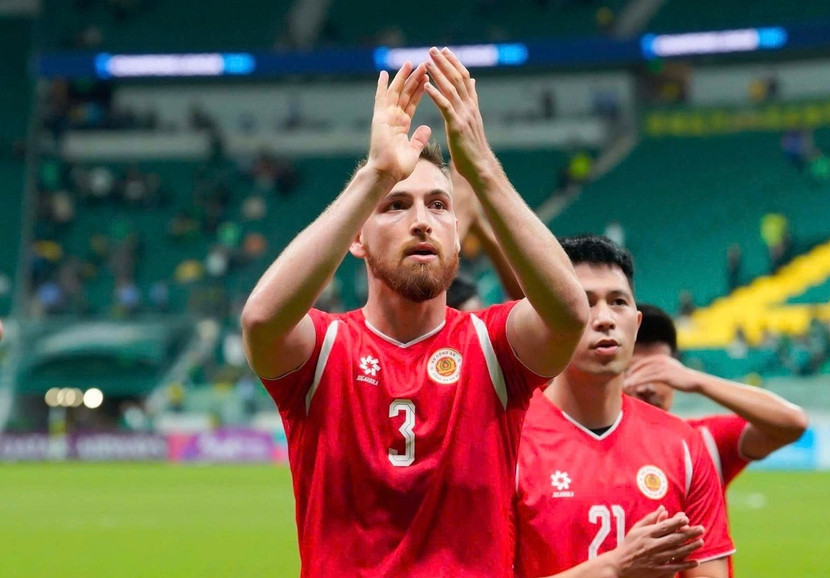 5. Hugo Gomes Bên cạnh Adou Minh, cái tên Hugo Gomes cũng tạo nên một chốt chặn quan trọng trong bộ ba trung vệ của CLB Công an Hà Nội. Trận này, thủ môn Nguyễn Filip không có phong độ tốt, nhưng nhờ sự tỉnh táo và lăn xả của Gomes, khung thành Công an Hà Nội FC mới tránh khỏi nhiều bàn thua. Với khả năng phán đoán chuẩn xác cùng những pha cắt bóng kịp thời, hậu vệ người Brazil được chấm 6,4 điểm. Sự hiện diện của Gomes, kết hợp cùng Bùi Hoàng Việt Anh và Adou Minh, đã giúp đội bóng Thủ đô nhiều phen thoát hiểm trước sức ép từ hàng công Bắc Kinh Quốc An. 5. Hugo Gomes Bên cạnh Adou Minh, cái tên Hugo Gomes cũng tạo nên một chốt chặn quan trọng trong bộ ba trung vệ của CLB Công an Hà Nội. Trận này, thủ môn Nguyễn Filip không có phong độ tốt, nhưng nhờ sự tỉnh táo và lăn xả của Gomes, khung thành Công an Hà Nội FC mới tránh khỏi nhiều bàn thua. Với khả năng phán đoán chuẩn xác cùng những pha cắt bóng kịp thời, hậu vệ người Brazil được chấm 6,4 điểm. Sự hiện diện của Gomes, kết hợp cùng Bùi Hoàng Việt Anh và Adou Minh, đã giúp đội bóng Thủ đô nhiều phen thoát hiểm trước sức ép từ hàng công Bắc Kinh Quốc An.