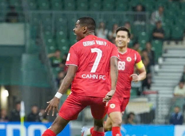 3. Cao Pendant Quang Vinh Trận đấu trước Bắc Kinh Quốc An chứng kiến một ngày thi đấu đầy nỗ lực của hậu vệ gốc Việt - Pháp Cao Pendant Quang Vinh. Anh thường xuyên dâng cao, hoạt động bền bỉ ở hành lang cánh và nhiều lần khiến đối thủ phải chao đảo với tốc độ lẫn kỹ năng xử lý bóng khéo léo. Trong hiệp 1, Quang Vinh suýt chút nữa ghi dấu ấn cá nhân bằng cú vô-lê đẹp mắt trong vòng cấm, tiếc rằng bóng đi chệch khung thành trong gang tấc. Dẫu vậy, màn trình diễn nhiệt huyết và sự chắc chắn của anh đã giúp Công an Hà Nội FC duy trì được sự cân bằng. 3. Cao Pendant Quang Vinh Trận đấu trước Bắc Kinh Quốc An chứng kiến một ngày thi đấu đầy nỗ lực của hậu vệ gốc Việt - Pháp Cao Pendant Quang Vinh. Anh thường xuyên dâng cao, hoạt động bền bỉ ở hành lang cánh và nhiều lần khiến đối thủ phải chao đảo với tốc độ lẫn kỹ năng xử lý bóng khéo léo. Trong hiệp 1, Quang Vinh suýt chút nữa ghi dấu ấn cá nhân bằng cú vô-lê đẹp mắt trong vòng cấm, tiếc rằng bóng đi chệch khung thành trong gang tấc. Dẫu vậy, màn trình diễn nhiệt huyết và sự chắc chắn của anh đã giúp Công an Hà Nội FC duy trì được sự cân bằng.