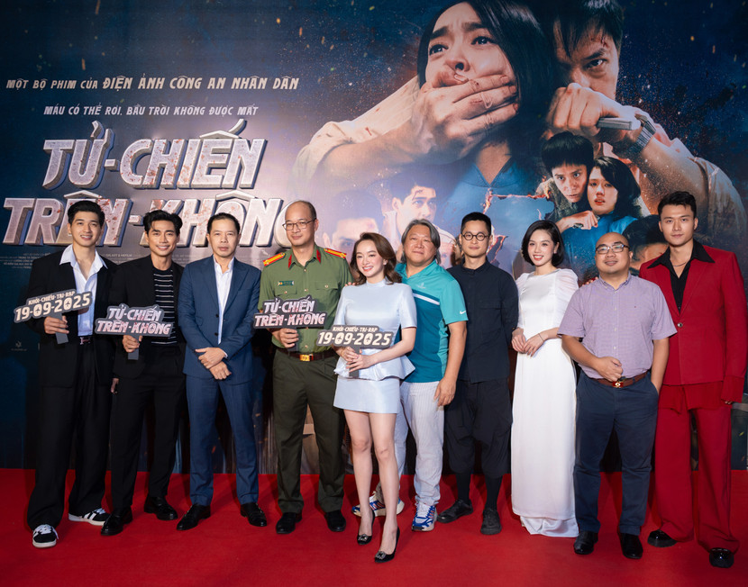 Đạo diễn Hàm Trần và đoàn phim “Tử chiến trên không” ra mắt tại Hà Nội ngày 18-9-2025