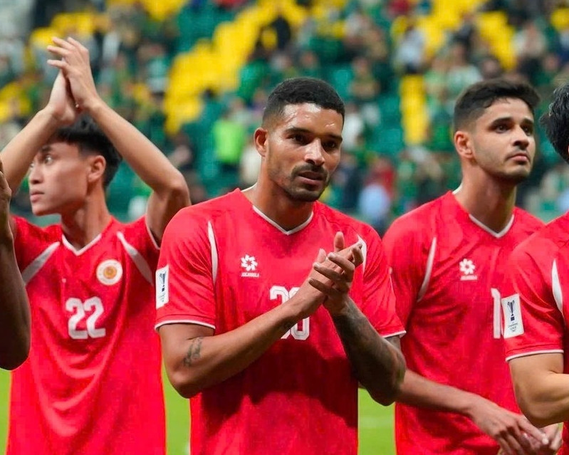 1. Alves Dos Santos (China) Được tung vào sân từ phút 64 thay cho Đình Bắc, Alves Dos Santos (thường gọi là China) đã ngay lập tức thổi làn gió mới vào lối chơi của Công an Hà Nội FC. Với nền tảng thể lực dồi dào và khả năng chọn vị trí thông minh, tiền đạo người Brazil giúp đội bóng Thủ đô tạo thêm sức ép về phía khung thành đối phương. Phút 73, chính China là người tỏa sáng với pha dứt điểm quyết đoán, gỡ hòa 2-2 cho CLB Công an Hà Nội trước Bắc Kinh Quốc An. Bàn thắng ấy không chỉ giữ lại 1 điểm quý giá mà còn thể hiện bản lĩnh của một cầu thủ biết cách tận dụng cơ hội trong thời khắc quyết định. 1. Alves Dos Santos (China) Được tung vào sân từ phút 64 thay cho Đình Bắc, Alves Dos Santos (thường gọi là China) đã ngay lập tức thổi làn gió mới vào lối chơi của Công an Hà Nội FC. Với nền tảng thể lực dồi dào và khả năng chọn vị trí thông minh, tiền đạo người Brazil giúp đội bóng Thủ đô tạo thêm sức ép về phía khung thành đối phương. Phút 73, chính China là người tỏa sáng với pha dứt điểm quyết đoán, gỡ hòa 2-2 cho CLB Công an Hà Nội trước Bắc Kinh Quốc An. Bàn thắng ấy không chỉ giữ lại 1 điểm quý giá mà còn thể hiện bản lĩnh của một cầu thủ biết cách tận dụng cơ hội trong thời khắc quyết định.