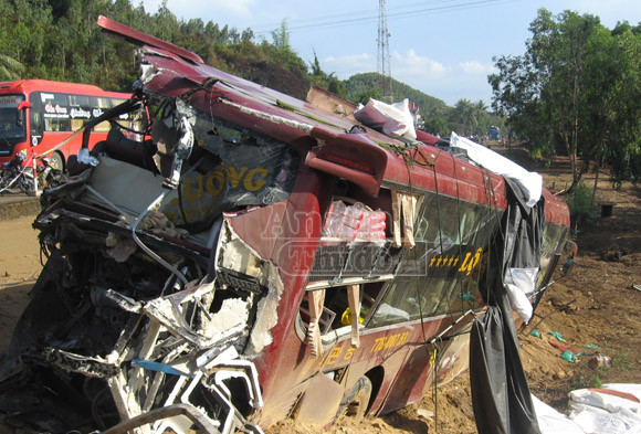 Xe khách đối đầu làm 8 người thương vong ảnh 1