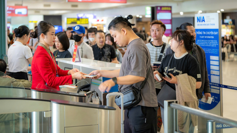 Sân bay quốc tế Nội Bài đông đảo hành khách trong các ngày cao điểm lễ 30/4