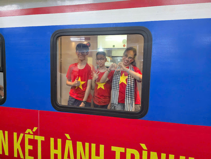 Hành khách phấn khởi chụp ảnh kỷ niệm, ghi lại khoảnh khắc đặc biệt chỉ 50 năm mới có Hành khách phấn khởi chụp ảnh kỷ niệm, ghi lại khoảnh khắc đặc biệt chỉ 50 năm mới có