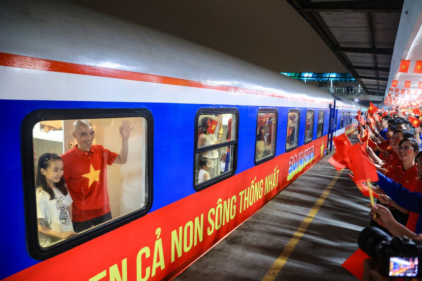 Chuyến tàu Thống Nhất Bắc- Nam sum họp lăn bánh từ Ga Hà Nội vào đêm 29/4 Chuyến tàu Thống Nhất Bắc- Nam sum họp lăn bánh từ Ga Hà Nội vào đêm 29/4