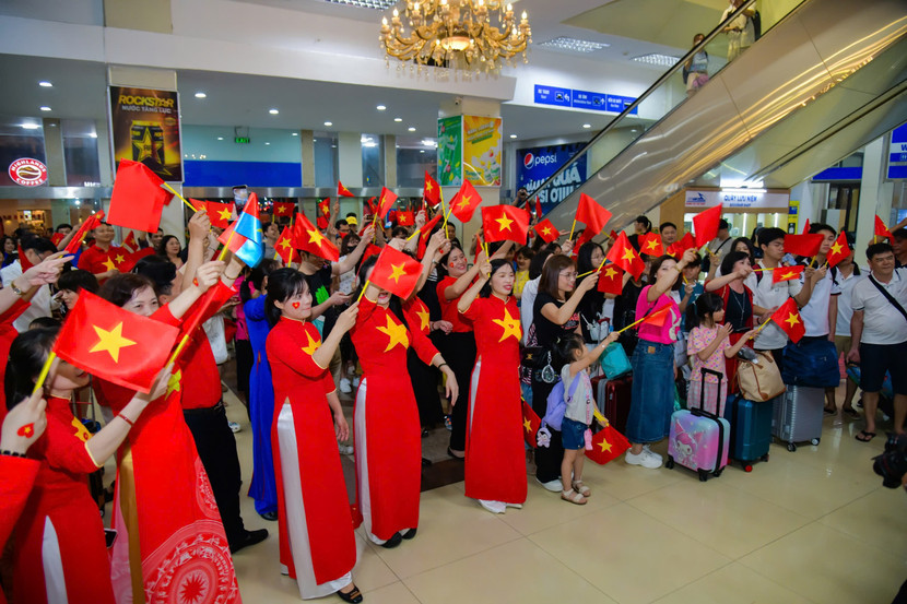 Không khí rực rỡ, hào hùng tại Ga Hà Nội vào tối 29/4 Không khí rực rỡ, hào hùng tại Ga Hà Nội vào tối 29/4