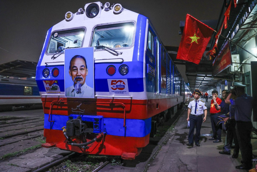 Chuyến tàu Thống Nhất đặc biệt SE1 tại Ga Hà Nội chuẩn bị lăn bánh vào Sài Gòn tối 29/4 Chuyến tàu Thống Nhất đặc biệt SE1 tại Ga Hà Nội chuẩn bị lăn bánh vào Sài Gòn tối 29/4