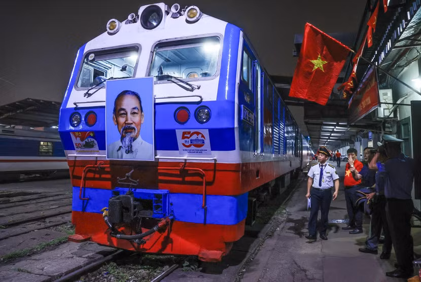 Chuyến tàu Thống Nhất đặc biệt SE1 tại Ga Hà Nội chuẩn bị lăn bánh vào Sài Gòn tối 29/4