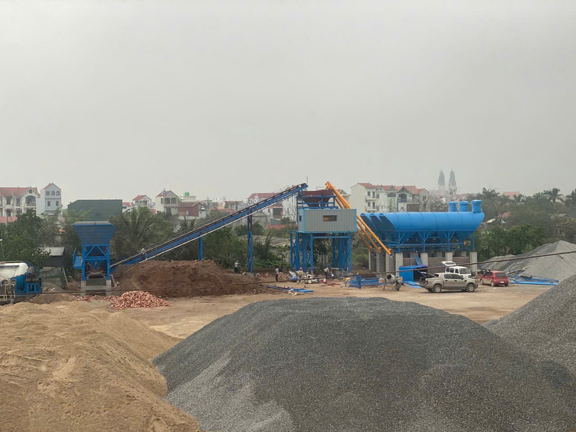 Công trường san lấp đất nông nghiệp, xây trạm trộn bê tông trái phép của Công ty TNHH VLXD Mão Hạnh trên cánh đồng thôn Tạ, xã Quang Lãng Công trường san lấp đất nông nghiệp, xây trạm trộn bê tông trái phép của Công ty TNHH VLXD Mão Hạnh trên cánh đồng thôn Tạ, xã Quang Lãng