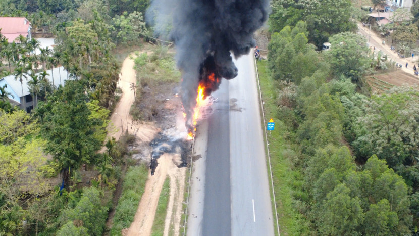 Xe chở xăng dầu bốc cháy trên cao tốc Nội Bài- Lào Cai vào sáng nay Xe chở xăng dầu bốc cháy trên cao tốc Nội Bài- Lào Cai vào sáng nay