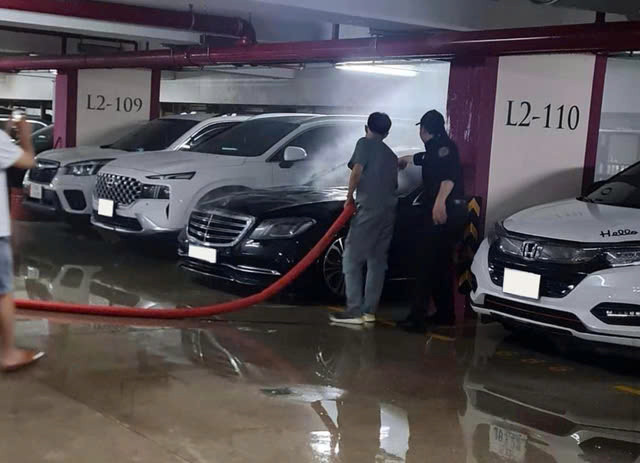 Chiếc xe Mercedes S 450 L của ca sỹ Duy Mạnh bị cháy tại hầm chung cư vào năm 2023