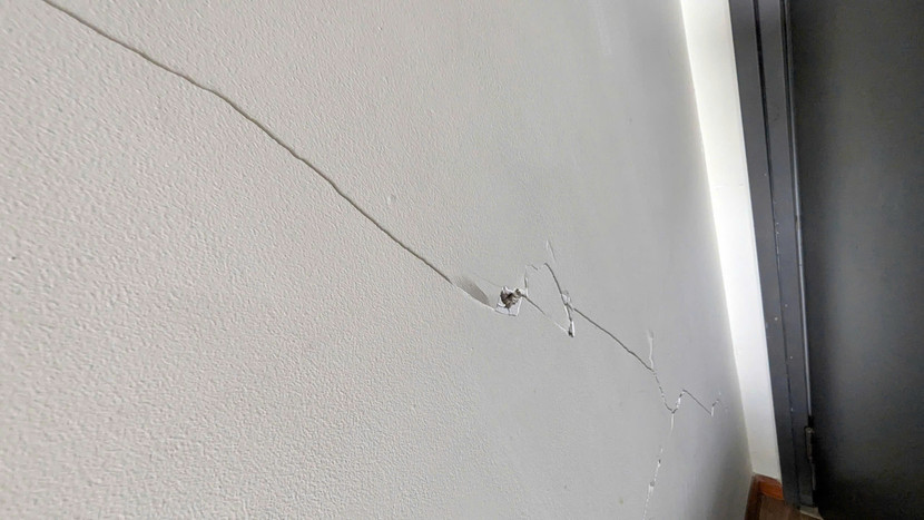 Khoảng 300 căn chung cư tại Diamond Riverside ở TP.HCM ghi nhận rạn nứt sau trận động đất ở Myanmar vừa qua