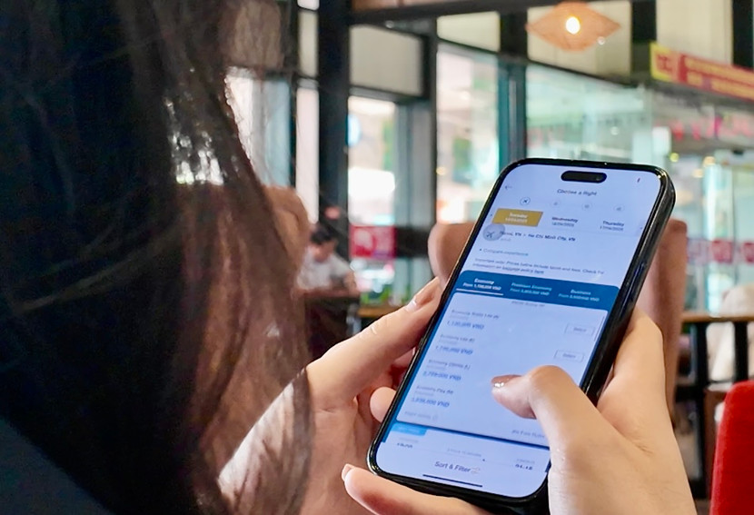 Hành khách mua vé máy bay trên ứng dụng VNeID