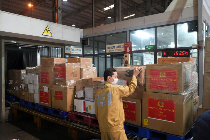 Gần 30 tấn hàng hóa cứu trợ của Bộ Quốc phòng và Bộ Công an gửi sang Myanmar Gần 30 tấn hàng hóa cứu trợ của Bộ Quốc phòng và Bộ Công an gửi sang Myanmar