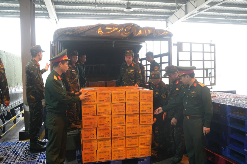 Ngay từ sáng sớm, xe chở hàng cứu trợ của các đơn vị thuộc Bộ Quốc phòng và Bộ Công an Việt Nam đã tập kết tại kho hàng của Vietnam Airlines ở Nội Bài, chuẩn bị cho việc xử lý và vận chuyển tiếp theo Ngay từ sáng sớm, xe chở hàng cứu trợ của các đơn vị thuộc Bộ Quốc phòng và Bộ Công an Việt Nam đã tập kết tại kho hàng của Vietnam Airlines ở Nội Bài, chuẩn bị cho việc xử lý và vận chuyển tiếp theo