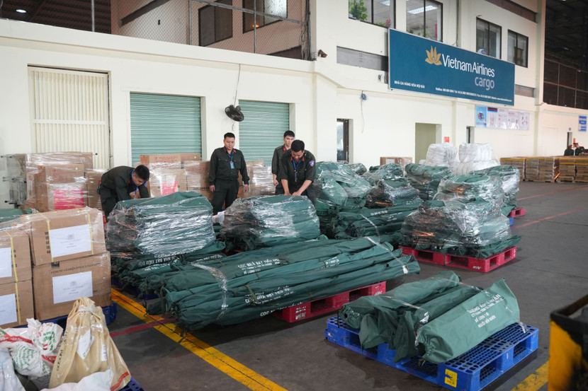 Hàng cứu trợ gồm các mặt hàng thiết yếu như lương khô, lều cá nhân và nhiều vật dụng cứu trợ khác. Hàng cứu trợ gồm các mặt hàng thiết yếu như lương khô, lều cá nhân và nhiều vật dụng cứu trợ khác.