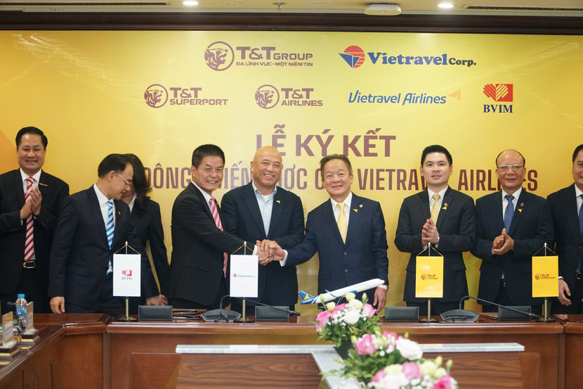 Ông Đỗ Quang Hiển và con trai Đỗ Vinh Quang tại lễ ký kết với Vietravel Airlines vào tháng 12/2024 Ông Đỗ Quang Hiển và con trai Đỗ Vinh Quang tại lễ ký kết với Vietravel Airlines vào tháng 12/2024