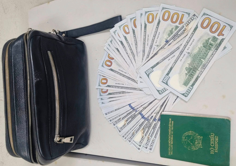 Chiếc ví màu đen cùng 8.000 USD và giấy tờ tuỳ thân của nam hành khách bỏ quên ở sân bay Nội Bài chiều muộn 11/4