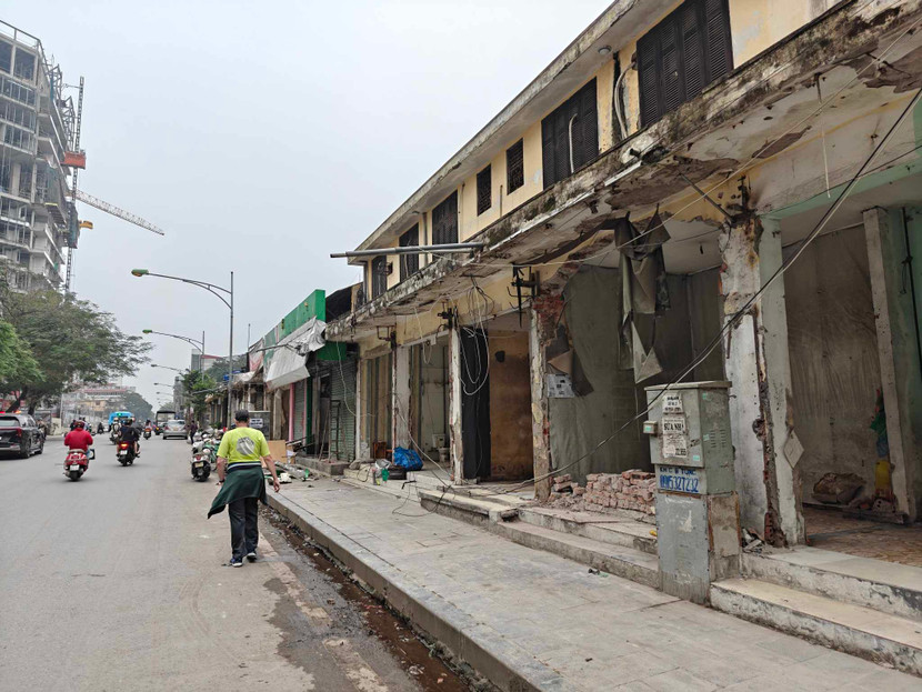 Đường sắt đang tháo dỡ toàn bộ dãy kios chuyên bán đồ quân tư trang nhái dọc phố Lê Duẩn
