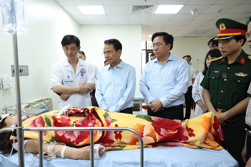 Bí thư Tỉnh ủy Vĩnh Phúc Đặng Xuân Phong và Chủ tịch UBND tỉnh Vĩnh Phúc Trần Duy Đông thăm hỏi, động viên các nạn nhân vụ tai nạn.