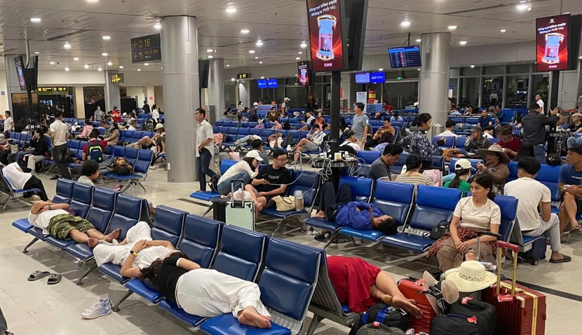 Hành khách vạ vật, mệt mỏi chờ đợi chuyến bay liên tục bị chậm kéo dài tại Tân Sơn Nhất những ngày qua