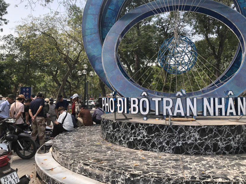 Nguyên nhân hư hỏng theo đại diện chủ đầu tư là do người dân hay đứng, ngồi và giẫm lên