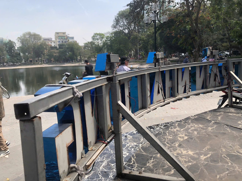 Thậm chí một số điểm còn được buộc bằng dây vải