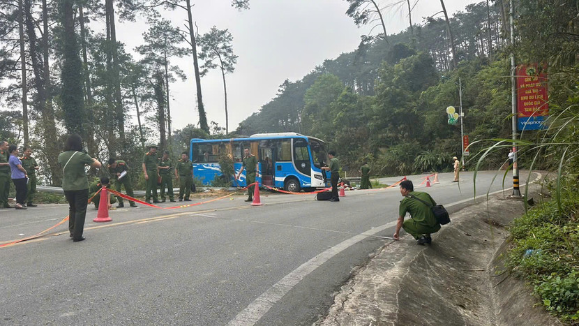 Lực lượng chức năng đang điều tra làm rõ nguyên nhân vụ tai nạn lật xe khách trên đèo Tam Đảo vào sáng nay