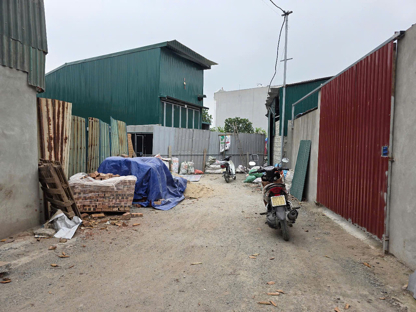 Tuyến đường liên thôn Thụy Ứng, xã Hòa Bình bị 1 hộ dân rào tôn chắn ngang vì không được "đổi đất" như lời hứa hẹn Tuyến đường liên thôn Thụy Ứng, xã Hòa Bình bị 1 hộ dân rào tôn chắn ngang vì không được "đổi đất" như lời hứa hẹn