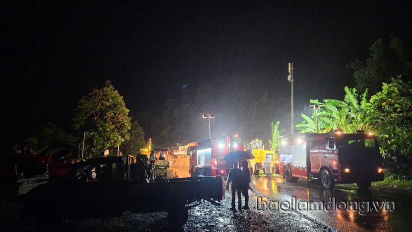 Đêm 30/7, lực lượng chức năng đã tìm thấy thi thể của 3 chiến sỹ CSGT và 1 người dân bị vùi lấp do sạt lở đèo Bảo Lộc Đêm 30/7, lực lượng chức năng đã tìm thấy thi thể của 3 chiến sỹ CSGT và 1 người dân bị vùi lấp do sạt lở đèo Bảo Lộc