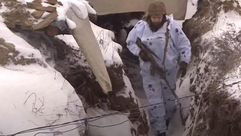 Một binh lính Ukraine trong khu vực đường phân giới ở Dnobass