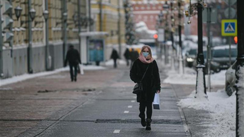 Người đi bộ đeo khẩu trang phòng dịch Covid-19 tại Matxcơva, Nga Người đi bộ đeo khẩu trang phòng dịch Covid-19 tại Matxcơva, Nga