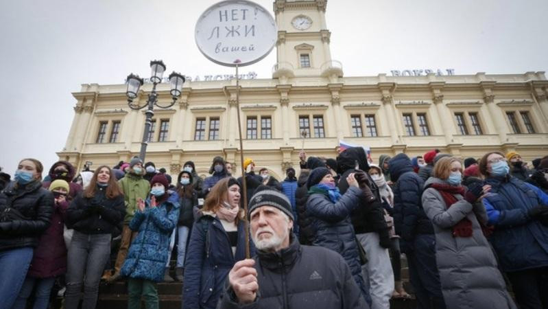 Người biểu tình đòi trả tự do cho ông Navalny tại Matxcơva, ngày 31-1-2021