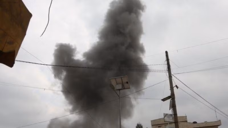 Khói đen bốc cao sau cuộc tấn công của phiến quân nhằm vào trạm kiểm soát Sarakib ở Tây Bắc Syria, ngày 24-2-2021