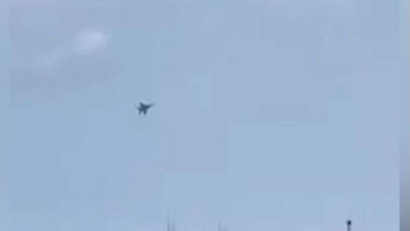 Một chiến đấu cơ được nhìn thấy xuất hiện trên bầu trời Yerevan, Armenia, ngày 26-2-2021