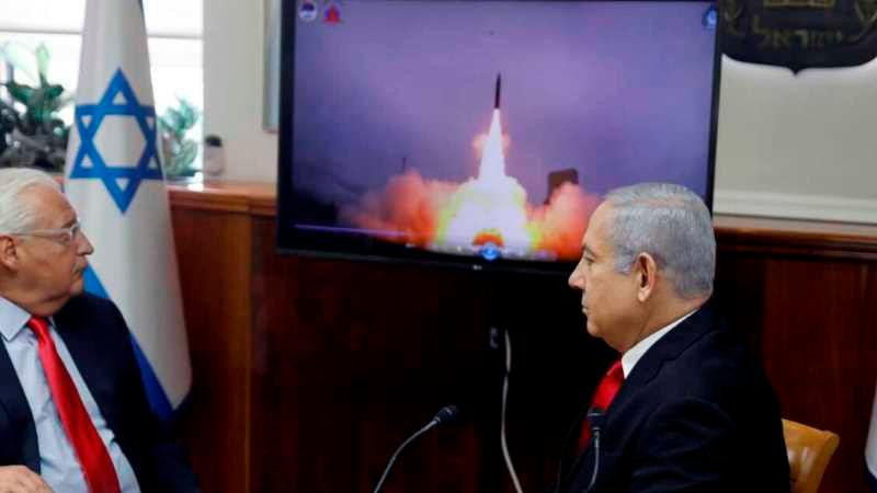 Thủ tướng Israel Benjamin Netanyahu (phải) và Đại sứ Mỹ tại Israel David Friedman cùng xem video về một vụ phóng tên lửa Arrow 3