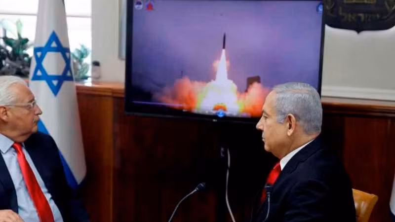 Thủ tướng Israel Benjamin Netanyahu (phải) và Đại sứ Mỹ tại Israel David Friedman cùng xem video về một vụ phóng tên lửa Arrow 3