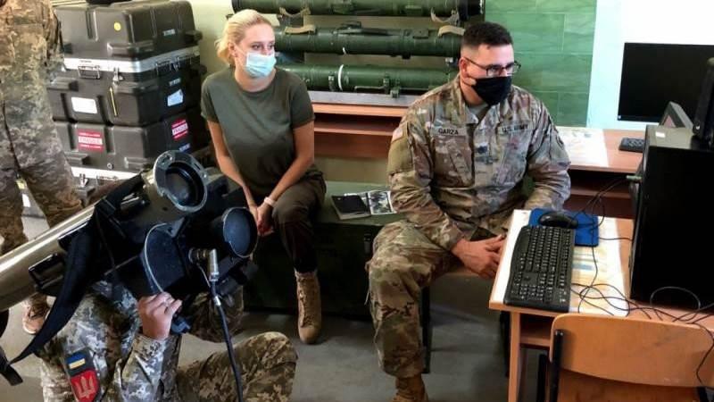 Nữ quân nhân Ukraine được huấn luyện vận hành ATGM Javelin Nữ quân nhân Ukraine được huấn luyện vận hành ATGM Javelin