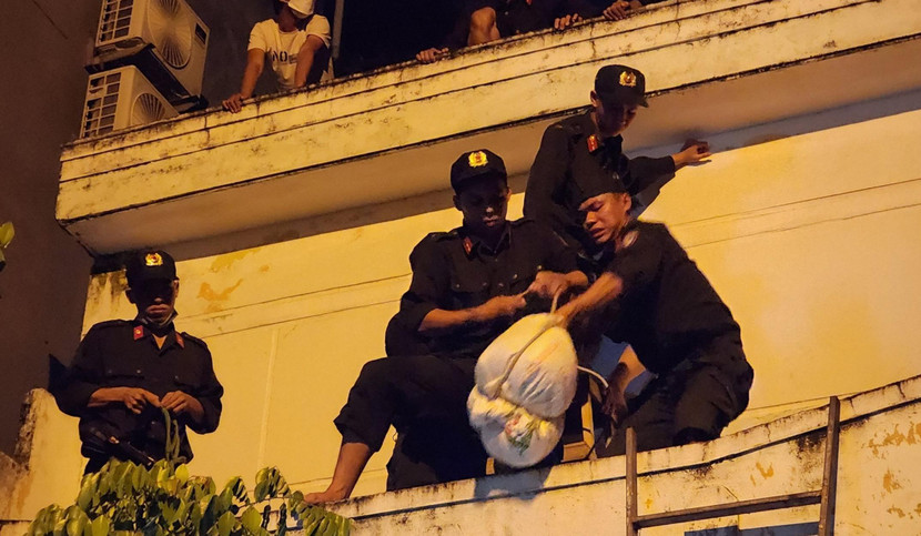 Lực lượng Công an hỗ trợ người dân bán đảo Sơn Trà, Đà Nẵng chằng chống nhà cửa Lực lượng Công an hỗ trợ người dân bán đảo Sơn Trà, Đà Nẵng chằng chống nhà cửa