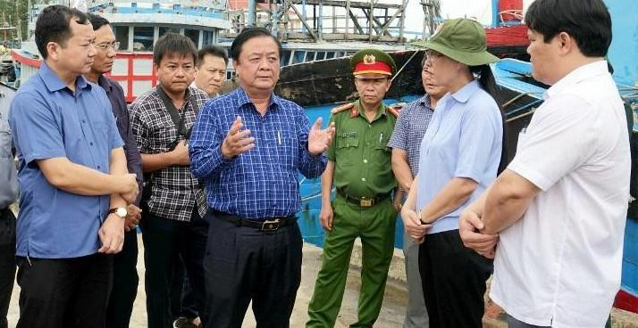 Bộ trưởng Bộ NN&PTNT Lê Minh Hoan kiểm tra ứng phó bão số 4 tại Quảng Ngãi vào sáng nay, 26/9 Bộ trưởng Bộ NN&PTNT Lê Minh Hoan kiểm tra ứng phó bão số 4 tại Quảng Ngãi vào sáng nay, 26/9