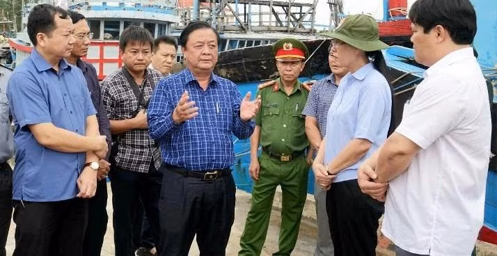 Bộ trưởng Bộ NN&amp;PTNT Lê Minh Hoan kiểm tra ứng phó bão số 4 tại Quảng Ngãi vào sáng nay, 26/9