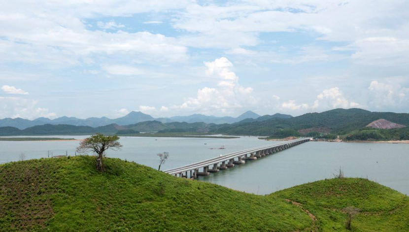 Cầu vượt biển Vân Tiên trên cao tốc Vân Đồn- Móng Cái