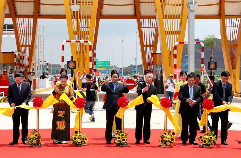 Thủ tướng Chính phủ Phạm Minh Chính và lãnh đạo các Bộ, ngành, tỉnh Quảng Ninh cắt băng khánh thành cao tốc Vân Đồn- Móng Cái
