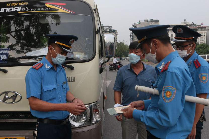 Lực lượng thanh tra GTVT kiểm tra xe chở học sinh tại khu vực cổng trường THCS &amp; THPT Lương Thế Vinh, Hà Nội