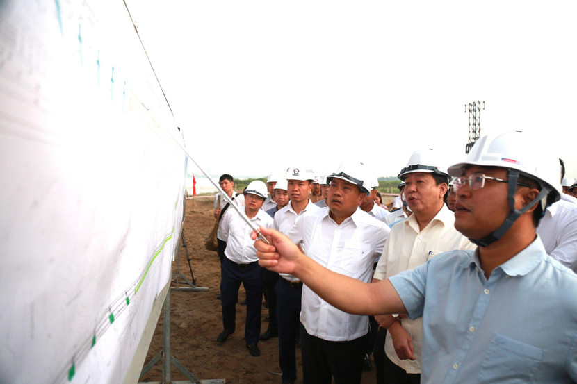 Chủ tịch UBND TP Hà Nội Trần Sỹ Thanh nghe đại diện chủ đầu dự án cầu Vĩnh Tuy 2 báo cáo về tiến độ