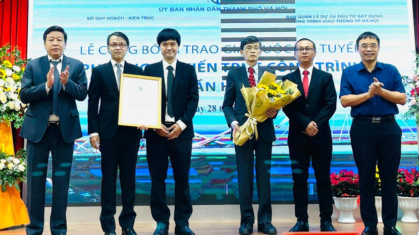Phó Chủ tịch UBND TP Hà Nội Dương Đức Tuấn trao giải Nhất phương án kiến trúc cầu Trần Hưng Đạo cho nhóm tác giả