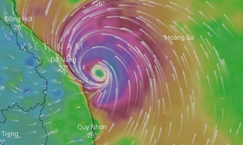 Siêu bão Noru chỉ còn cách đất liền khoảng 250km